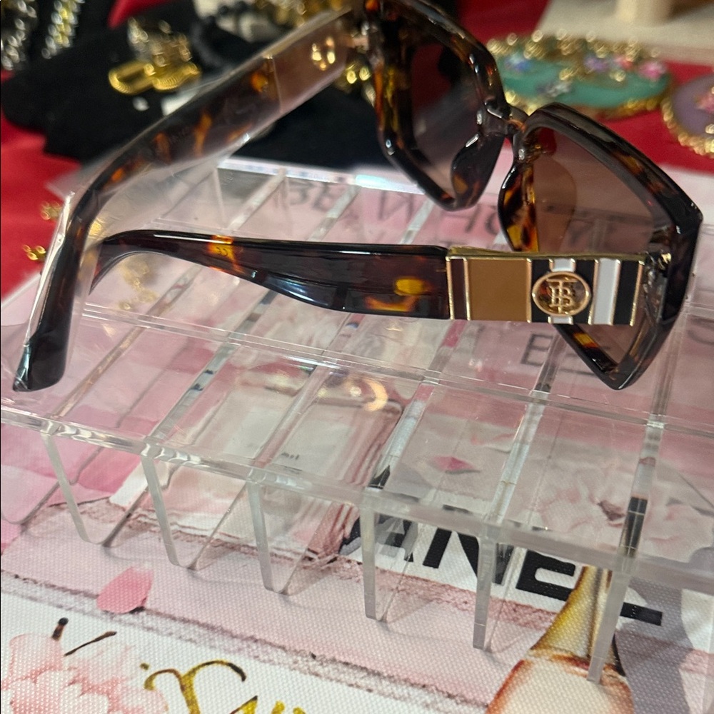 Sunglasses With Tortoise Shell Frame - image 3